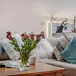 1 Bed In 95105 Nyaraló
